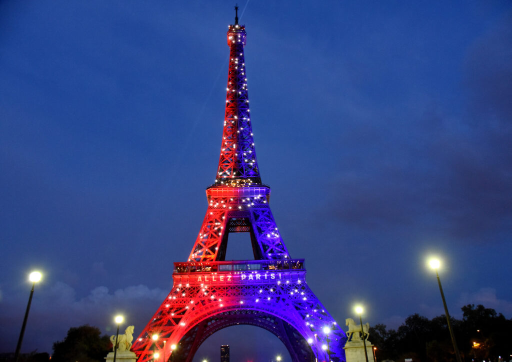 o-bucata-rara-din-turnul-eiffel-va-fi-scoasa-la-licitatie.-cat-ar-putea-costa