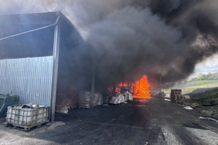 un-incendiu-a-mistuit-o-hala-de-productie-din-salaj-sinistrul-este-sub-control.-nu-sunt-raportate-victime