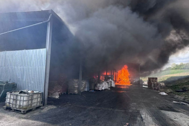 un-incendiu-a-mistuit-o-hala-de-productie-din-salaj-sinistrul-este-sub-control.-nu-sunt-raportate-victime