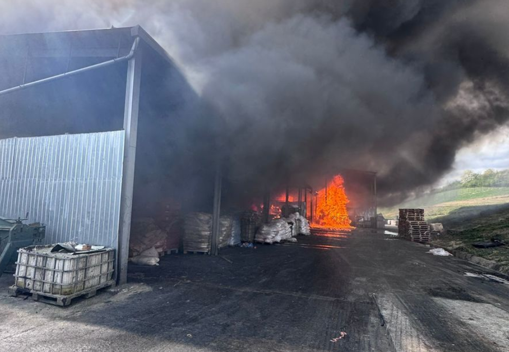 un-incendiu-a-mistuit-o-hala-de-productie-din-salaj-sinistrul-este-sub-control.-nu-sunt-raportate-victime