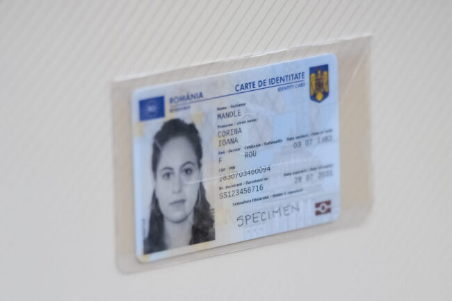 adio,-copii-dupa-buletin?-romanii-cu-carti-de-identitate-electronice-ar-putea-scapa-de-birocratie-si-de-dosarul-cu-sina