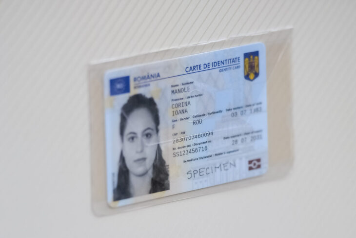 adio,-copii-dupa-buletin?-romanii-cu-carti-de-identitate-electronice-ar-putea-scapa-de-birocratie-si-de-dosarul-cu-sina