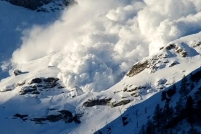 risc-de-avalanse-la-munte-in-perioada-pastelui.-evenimentele-pot-fi-provocate-si-de-supraincarcarea-partiilor-cu-turisti