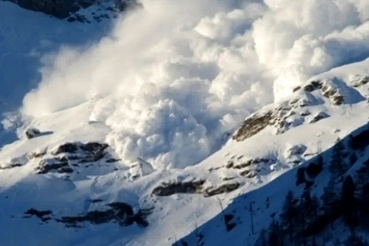 risc-de-avalanse-la-munte-in-perioada-pastelui.-evenimentele-pot-fi-provocate-si-de-supraincarcarea-partiilor-cu-turisti