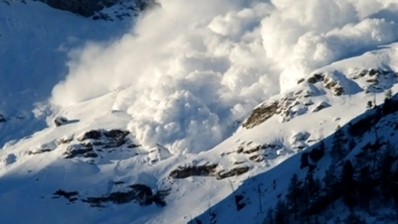 risc-de-avalanse-la-munte-in-perioada-pastelui.-evenimentele-pot-fi-provocate-si-de-supraincarcarea-partiilor-cu-turisti