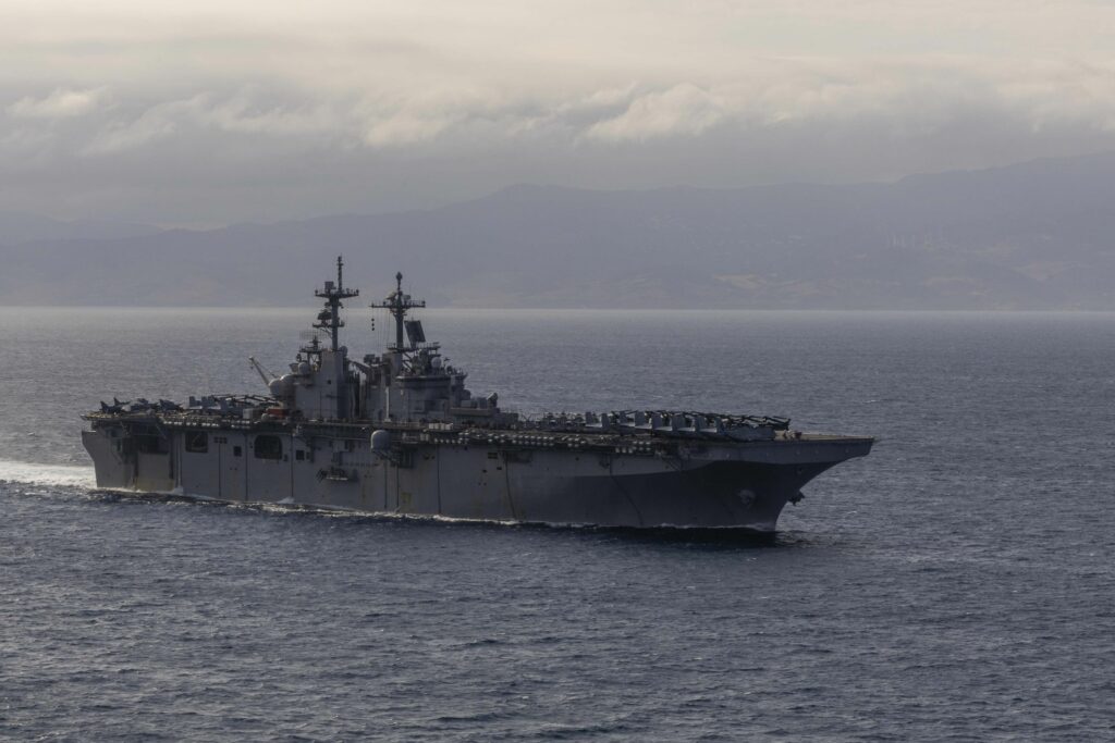 axios:-mai-multe-nave-de-razboi-americane-au-traversat-stramtoarea-ormuz-pentru-prima-data-de-la-inceputul-conflictului-cu-iran