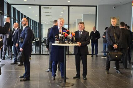 secretul-lui-rinat-ahmetov.-ce-era-ascuns-in-gentile-pe-care-le-aveau-bodyguarzii-sai-la-priveghiul-lui-mircea-lucescu