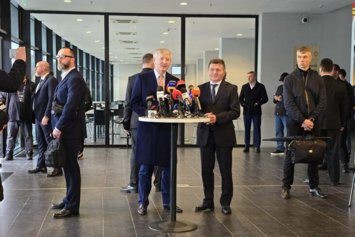 secretul-lui-rinat-ahmetov.-ce-era-ascuns-in-gentile-pe-care-le-aveau-bodyguarzii-sai-la-priveghiul-lui-mircea-lucescu