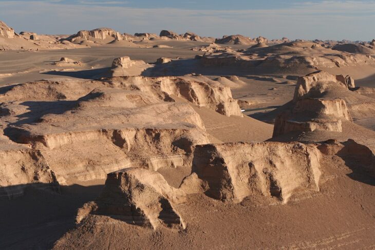 doua-tari-au-transformat-nisipul-din-desert-in-material-de-constructii