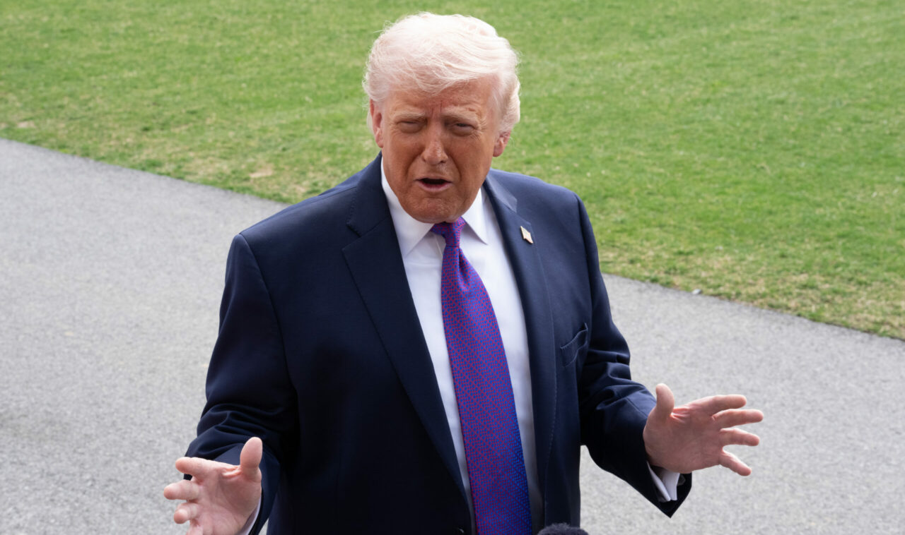 donald-trump-a-publicat-o-imagine-realizata-cu-ia-in-care-apare-pe-post-de-vindecator,-precum-iisus-hristos