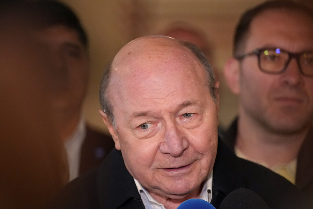 „trump-si-putin-au-fost-batuti-mar-de-poporul-maghiar.-traian-basescu,-comentariu-acid-dupa-infrangerea-lui-viktor-orban