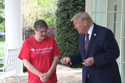 trump-ofera-100-de-dolari-bacsis-unui-livrator-doordash-la-casa-alba