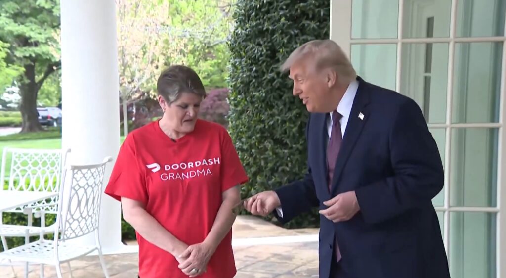 trump-ofera-100-de-dolari-bacsis-unui-livrator-doordash-la-casa-alba