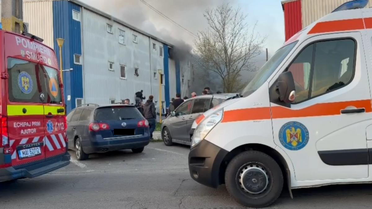 incendiu-izbucnit-intr-un-bloc-social-cu-doua-etaje-din-constanta.-autoritatile-au-activat-planul-rosu-de-interventie
