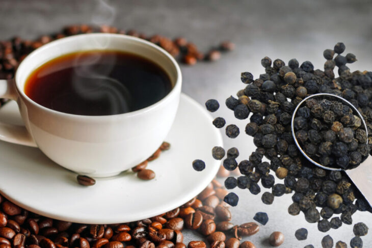 de-ce-sa-adaugi-piper-negru-in-cafea.-ce-efect-are-aceasta-combinatie-asupra-organismului,-de-fapt