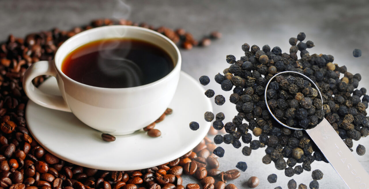 de-ce-sa-adaugi-piper-negru-in-cafea.-ce-efect-are-aceasta-combinatie-asupra-organismului,-de-fapt