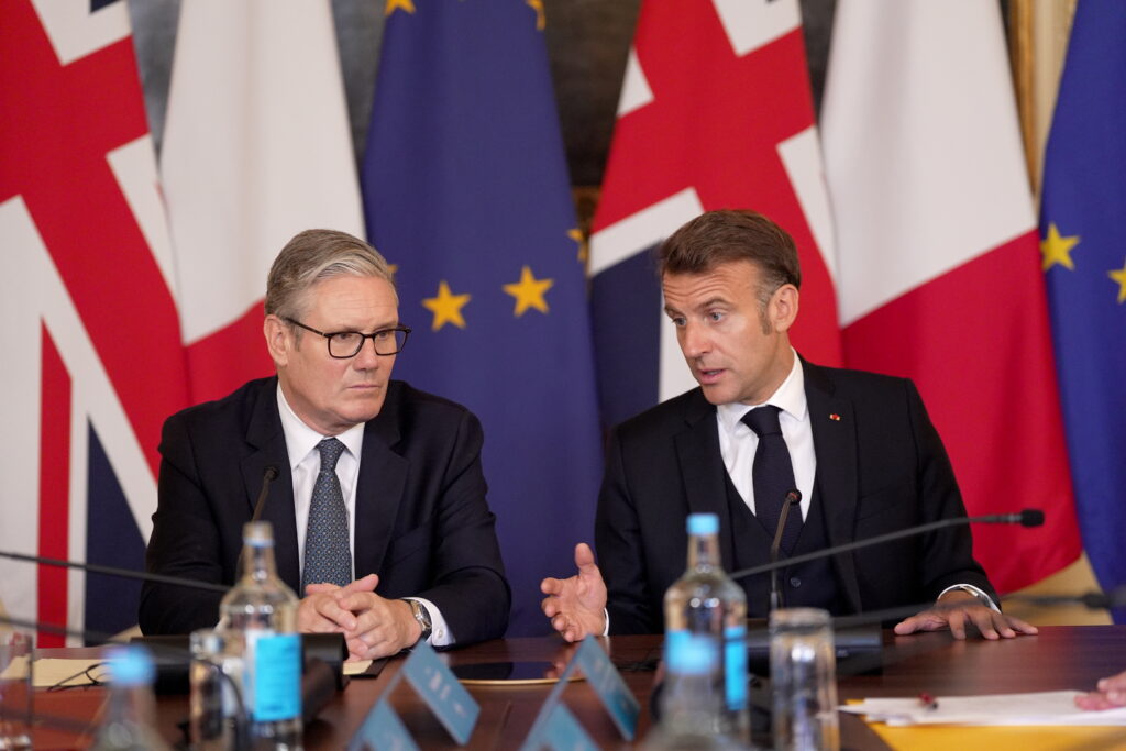 regatul-unit-si-franta-vor-conduce-o-misiune-militara-defensiva-pentru-protejarea-transportului-maritim-in-stramtoarea-ormuz.-ce-declara-starmer-si-macron