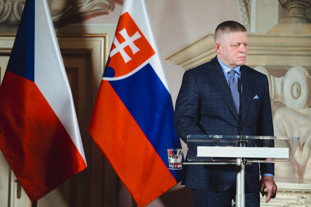 slovacia-pregateste-o-actiune-la-cjue-privind-interdictia-importurilor-de-gaz-rusesc.-robert-fico:-slovacia-are-dreptul-de-a-introduce-acest-litigiu