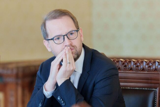 dominic-fritz,-interventie-dupa-un-incident-periculos:-de-pe-fatada-unui-bloc-vechi-s-au-desprins-placi-de-beton-si-au-cazut-pe-trotuar.-vor-urma-noi-amenzi”