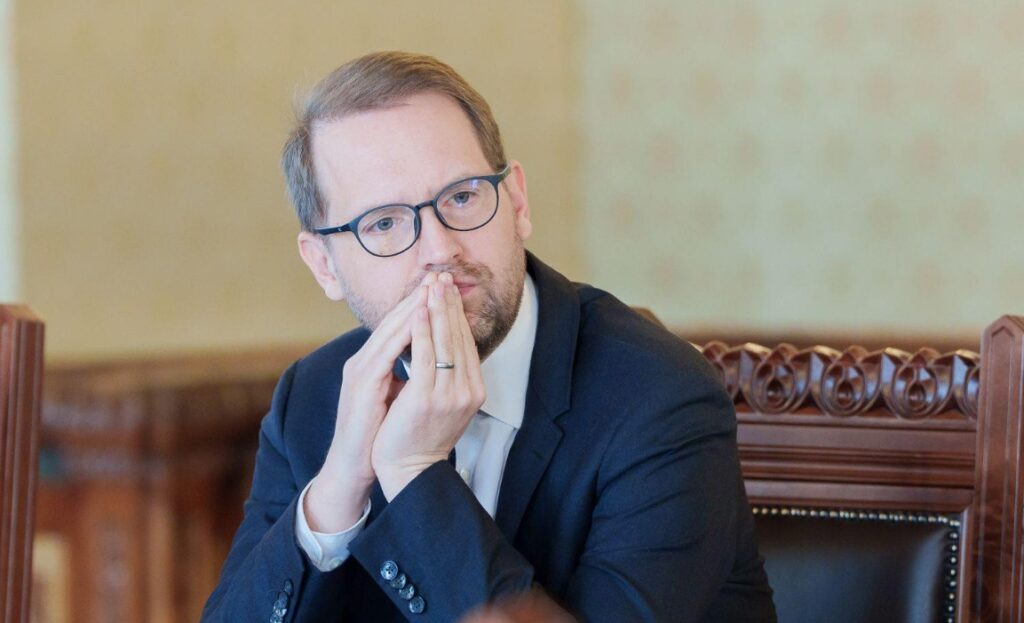 dominic-fritz,-interventie-dupa-un-incident-periculos:-de-pe-fatada-unui-bloc-vechi-s-au-desprins-placi-de-beton-si-au-cazut-pe-trotuar.-vor-urma-noi-amenzi”