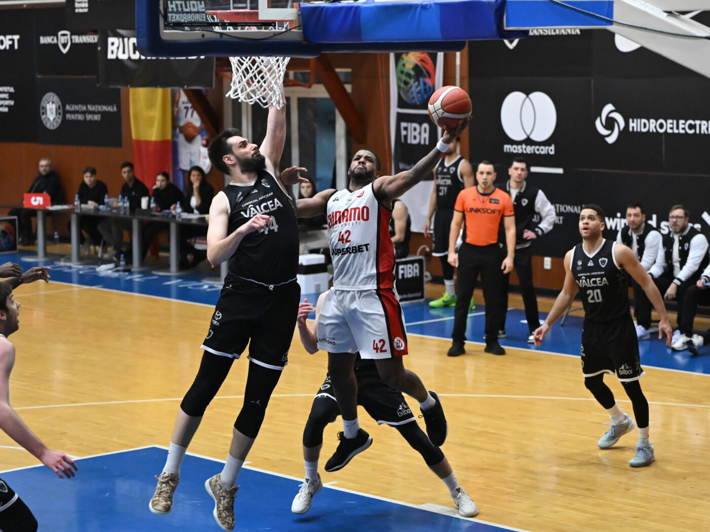 cel-mai-incins-final-de-sezon-regular-din-istoria-ligii-nationale-masculine-de-baschet:-6-echipe-lupta-in-ultima-etapa-pentru-4-locuri-de-play-off!