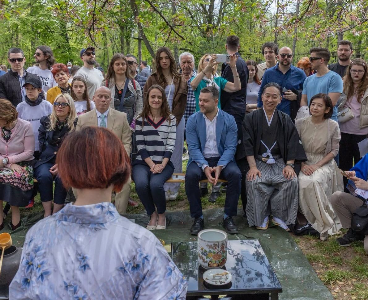 oana-toiu,-la-ceai-cu-ciprian-ciucu,-in-parcul-herastrau