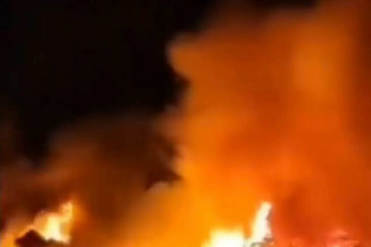 incendiu-urias-intr-un-sat-din-borneo:-1000-de-locuinte-distruse,-peste-9.000-de-oameni-evacuati