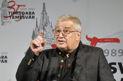 mircea-dinescu-face-haz-de-necaz-dupa-ce-i-a-ars-casa.-„balada-pagubosului-care-si-da-singur-foc-la-valiza”