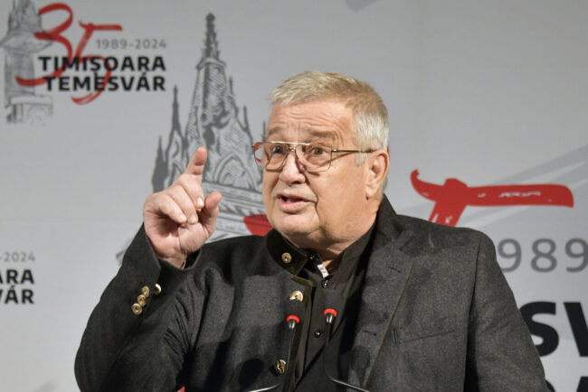 mircea-dinescu-face-haz-de-necaz-dupa-ce-i-a-ars-casa.-„balada-pagubosului-care-si-da-singur-foc-la-valiza”