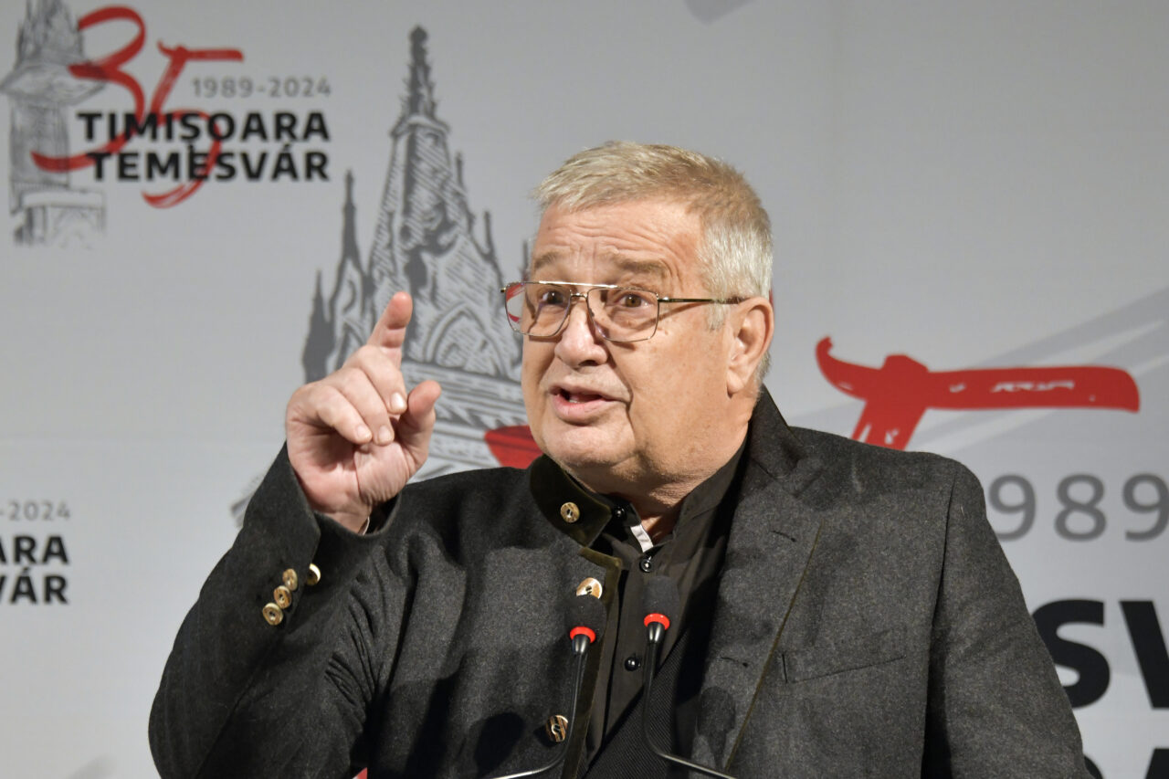 mircea-dinescu-face-haz-de-necaz-dupa-ce-i-a-ars-casa.-„balada-pagubosului-care-si-da-singur-foc-la-valiza”