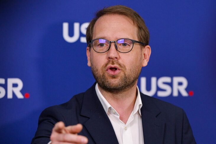 dominic-fritz-sustine-ca-nu-exista-niciun-motiv-ca-ilie-bolojan-sa-demisioneze:-usr-va-ramane-alaturi-de-premierul-in-functie-in-aceasta-lupta