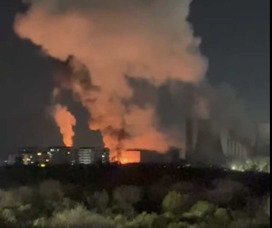 incendiu-de-proportii-la-cet-vest-in-bucuresti.-pompierii-intervin-cu-10-autospeciale