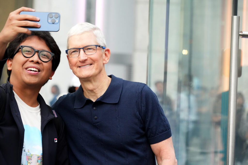 schimbarea-in-conducerea-apple.-tim-cook-se-retrage-din-functia-de-ceo-in-septembrie