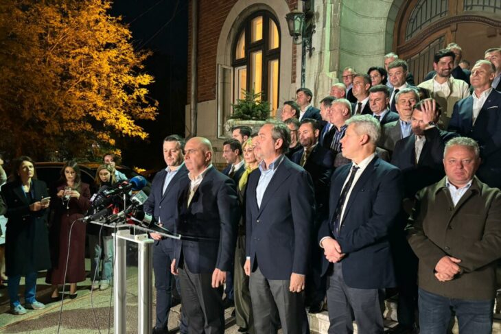 dupa-o-sedinta-cu-scandal-si-tipete,-liberalii-au-decis-sa-il-sustina-in-continuare-pe-bolojan.-ce-rezolutie-au-adoptat