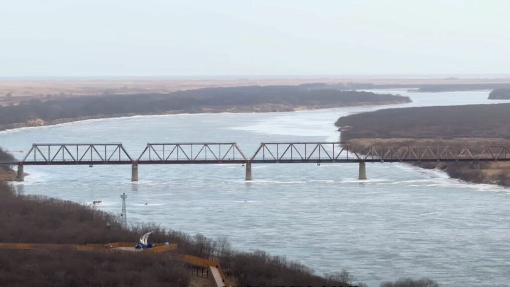 rusia-si-coreea-de-nord-inaugureaza-primul-lor-pod-rutier:-circulatia-va-fi-deschisa-in-aceasta-vara