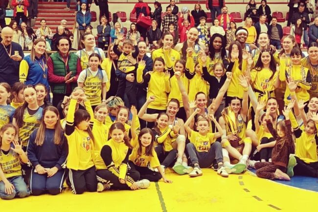 baschetbalistele-aradului-isi-pastreaza-medaliile-de-bronz-si-le-dedica-team-managerului