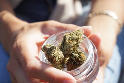 noua-controversa-marca-trump:-muta-marijuana-de-pe-lista-drogurilor-foarte-periculoase-pe-una-mai-soft