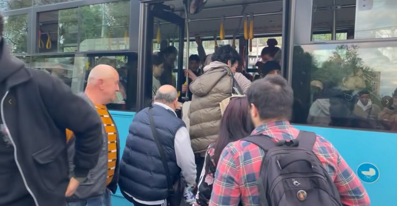 revolta-intr-o-statie-stb-dupa-ce-un-autobuz-a-intarziat-40-de-minute.-calatorii-nu-s-au-putut-urca:-si-mai-vreti-sa-scumpiti-si-calatoria