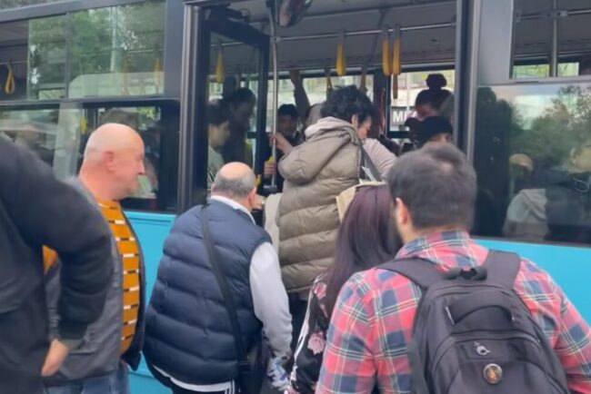 calatorii-ramasi-afara:-mai-vreti-sa-scumpiti-si-calatoria-un-autobuz-a-intarziat-40-de-minute.-si-mai-vreti-sa-scumpiti-si-calatoria