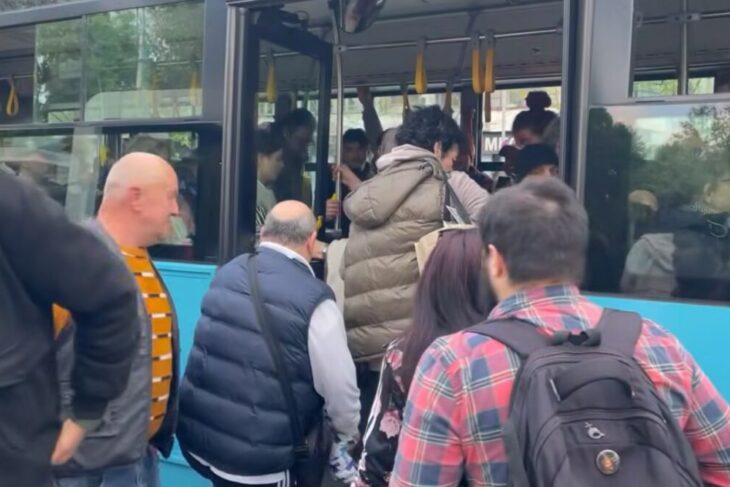 calatorii-ramasi-afara:-mai-vreti-sa-scumpiti-si-calatoria-un-autobuz-a-intarziat-40-de-minute.-si-mai-vreti-sa-scumpiti-si-calatoria