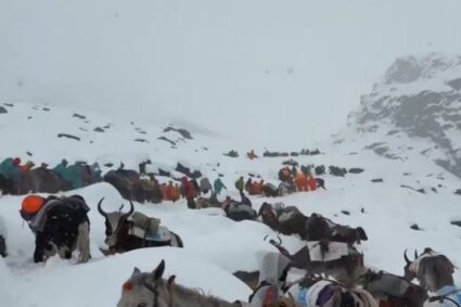 blocaj-pe-everest:-un-urias-de-gheata-tine-sute-de-alpinisti-captivi-la-tabara-de-baza
