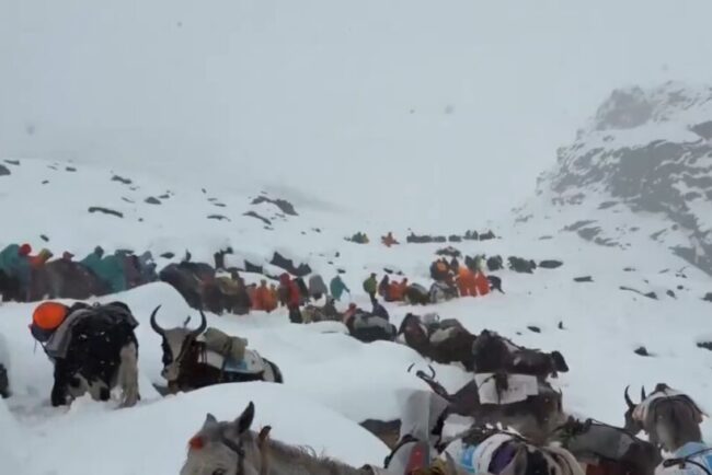 blocaj-pe-everest:-un-urias-de-gheata-tine-sute-de-alpinisti-captivi-la-tabara-de-baza