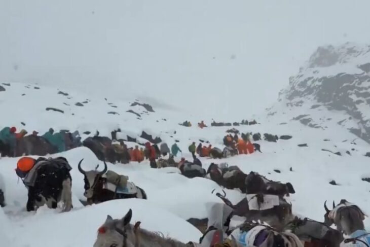 blocaj-pe-everest:-un-urias-de-gheata-tine-sute-de-alpinisti-captivi-la-tabara-de-baza