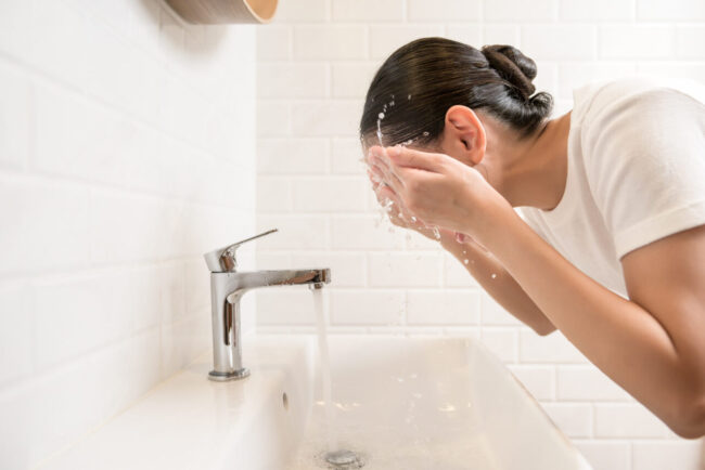 de-ce-nu-este-recomandat-sa-te-speli-pe-fata-cu-apa-foarte-rece.-dermatologii-dezvaluie-care-sunt-riscurile