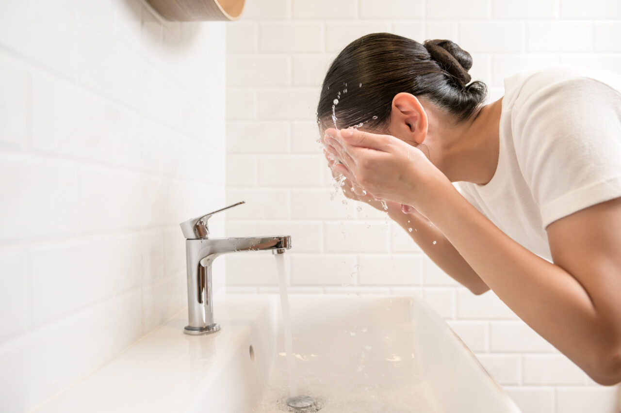 de-ce-nu-este-recomandat-sa-te-speli-pe-fata-cu-apa-foarte-rece.-dermatologii-dezvaluie-care-sunt-riscurile