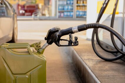 uniunea-europeana-spune-ca-e-de-ajuns-si-vrea-sa-promoveze-e20:-benzina-care-promite-sa-reduca-preturile-la-combustibili