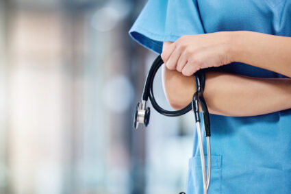 cati-bani-castiga-o-asistenta-medicala-in-spania-in-2026.-si-romanii-de-aici-pot-castiga-acesti-bani