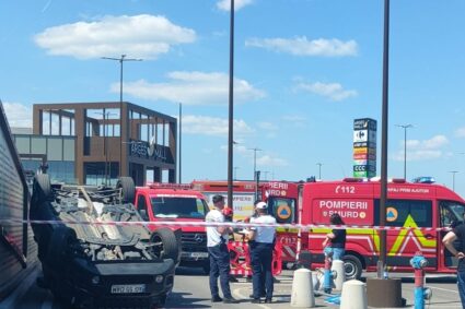 accident-in-parcarea-unui-mall-din-pitesti.-un-pensionar-s-a-rasturnat-cu-masina-si-a-ranit-o-femeie-de-34-de-ani