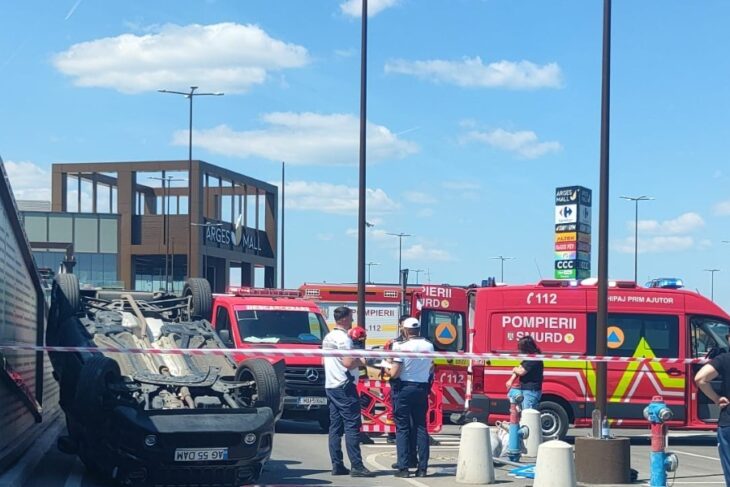 accident-in-parcarea-unui-mall-din-pitesti.-un-pensionar-s-a-rasturnat-cu-masina-si-a-ranit-o-femeie-de-34-de-ani