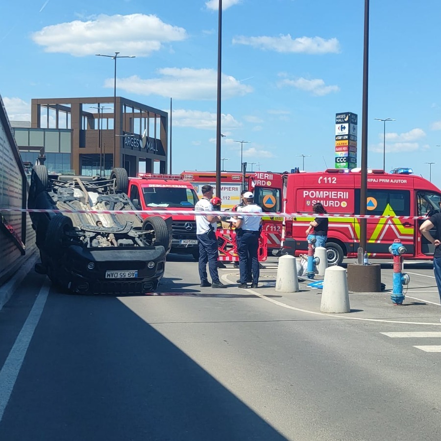 accident-in-parcarea-unui-mall-din-pitesti.-un-pensionar-s-a-rasturnat-cu-masina-si-a-ranit-o-femeie-de-34-de-ani